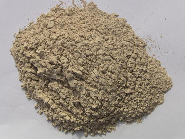 礬土性質(zhì) 礬土主要成分是氧化鋁，為煉鋁和耐火材料的主要原料。白色或灰白色，因含鐵而呈褐黃或淺紅色。密度3.45g/cm3，硬度1～3，不透明，質(zhì)脆。極難熔化，不溶于水，能溶于硫酸、氫氧化鈉溶液。 地區(qū)分布 中國(guó)鋁土礦資源比較豐富，在全國(guó)18個(gè)省、自治區(qū)、直轄市已查明鋁土礦產(chǎn)地205處，其中大型產(chǎn)地72處（不包括臺(tái)灣），主要分布在山西、山東、河北、河南、貴州、四川、廣西、遼寧、湖南等地。 投資前景 1.可用于煉鋁工業(yè)。用于國(guó)防、航空、汽車、電器、化工、日常生活用品等。 2.可用于精密鑄造。礬土熟料加工成細(xì)粉做成鑄模后精鑄。用于軍工、航天、通訊、儀表、機(jī)械及醫(yī)療器械部門。 3.可用于耐火制品。高鋁礬土熟料耐火度高達(dá)1780℃，化學(xué)穩(wěn)定性強(qiáng)、物理性能良好。 4.硅酸鋁耐火纖維。用于鋼鐵、有色冶金、電子、石油、化工、宇航、原子能、國(guó)防等多種工業(yè)，消防人員可用耐火纖維布做成衣服。 5.制造礬土水泥、研磨材料、陶瓷工業(yè)以及化學(xué)工業(yè)可制鋁的各種化合物。 鋁礬土磨粉制備 鋁礬土粉是選用煅燒過(guò)的熟鋁礬土礦石用雷蒙磨加工制成的細(xì)粉，粒度通常為100目-325目，在耐火材料行業(yè)得到了廣泛的應(yīng)用。通常加工的流程為先經(jīng)顎式破碎機(jī)進(jìn)行破碎，然后篩分進(jìn)入鋁礬土雷蒙磨或鋁礬土超細(xì)磨粉機(jī)中，進(jìn)行鋁礬土粉制備，使其應(yīng)用更加廣泛。